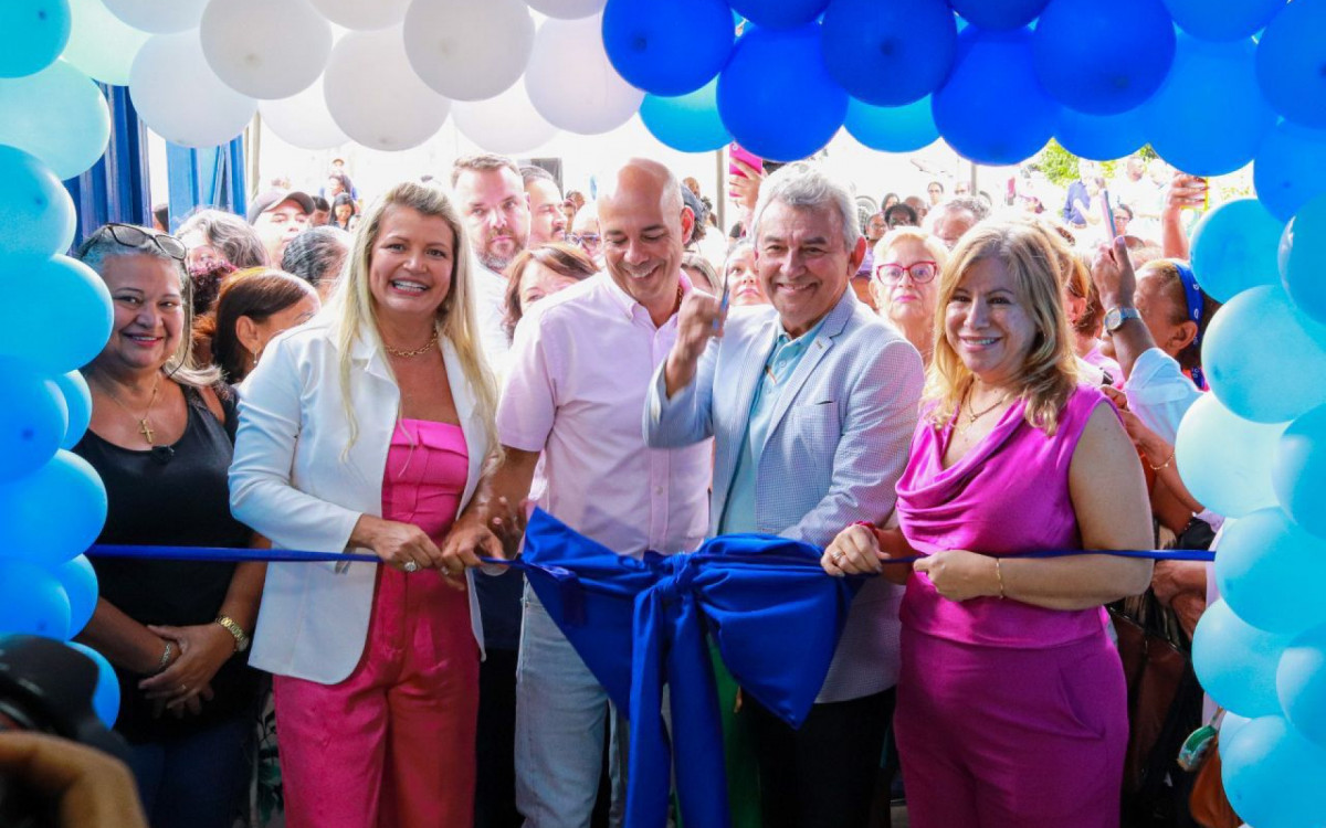 A subsecretária da Melhor Idade Márcia Real, o deputado estadual Valdecy da Saúde, o prefeito de SJM Dr. João Ferreira Neto e a secretária de Saúde Drª Marcia Lucas cortam a faixa para a abertura do espaço
