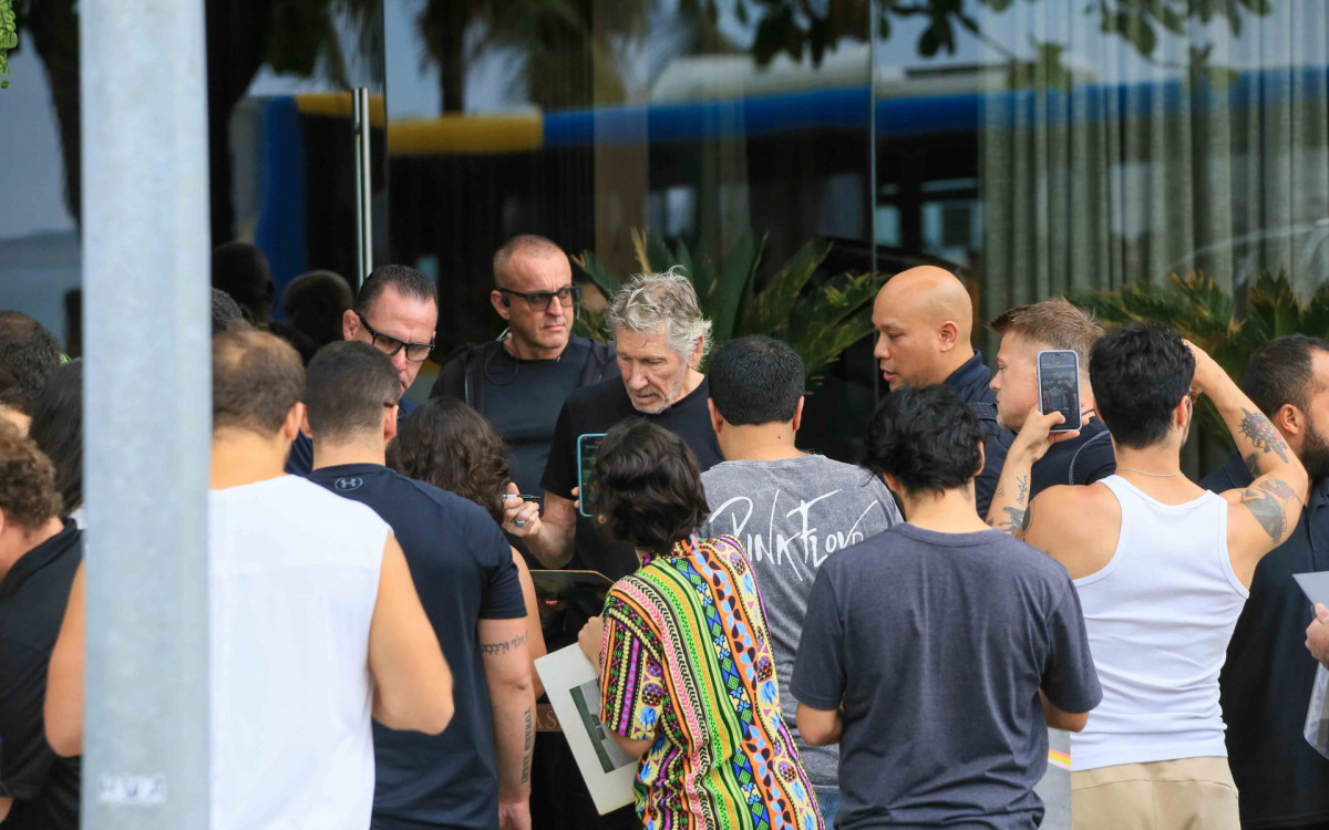 Roger Waters atende fãs em porta de hotel