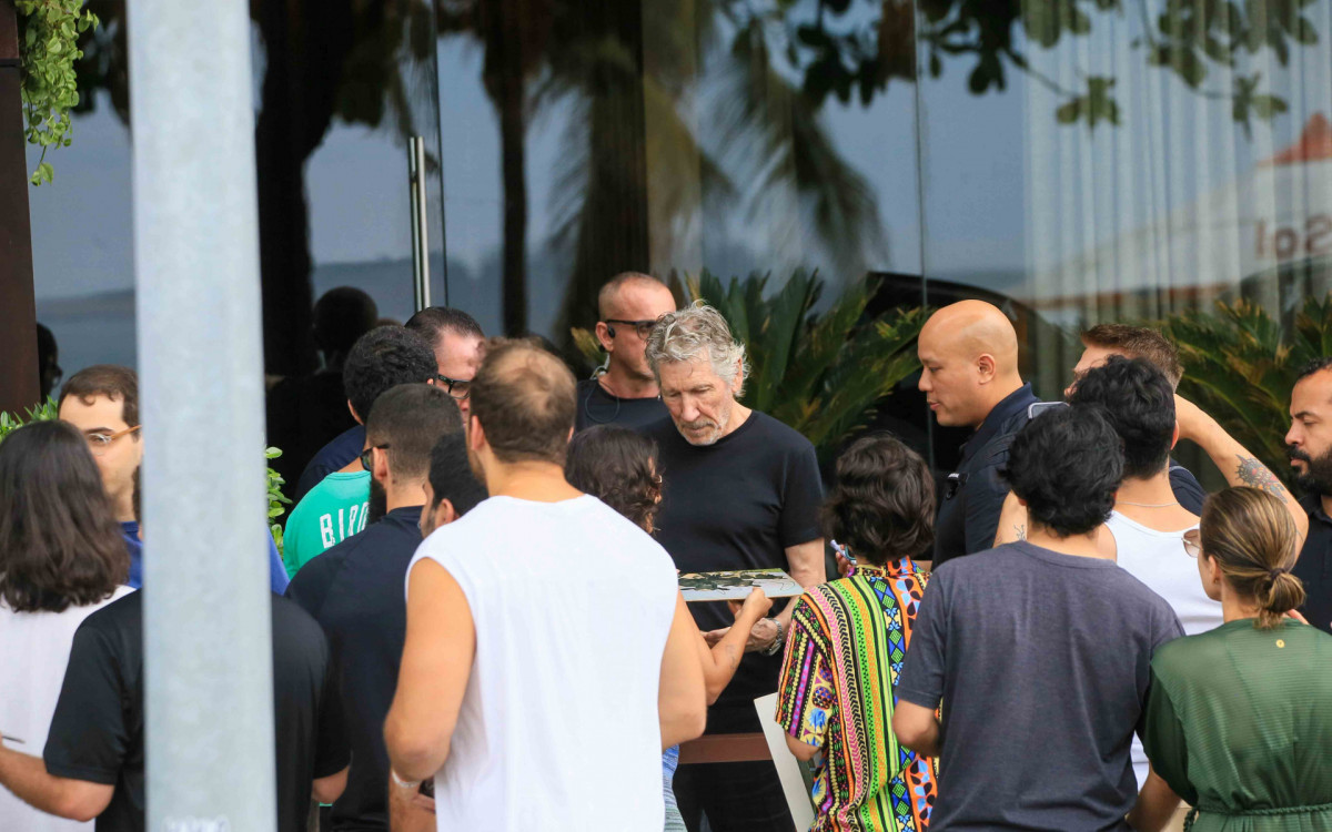 Roger Waters atende fãs em porta de hotel