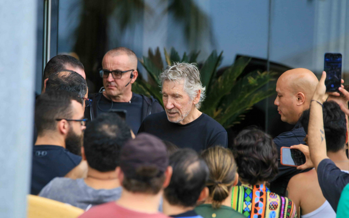 Roger Waters atende fãs em porta de hotel