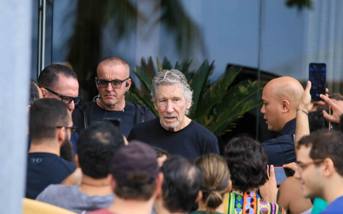 Roger Waters atende fãs em porta de hotel