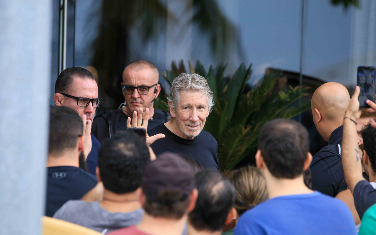 Roger Waters atende fãs em porta de hotel