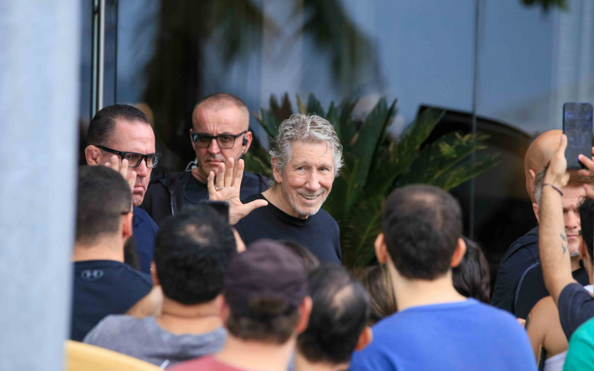 Roger Waters atende fãs em porta de hotel -  JC Pereira/ Agnews