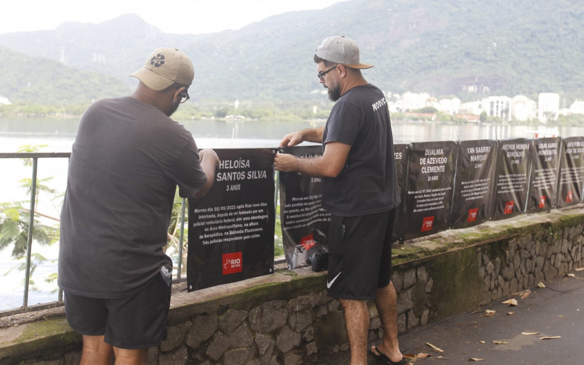 Placa da menina Heloísa sendo colocada no mural