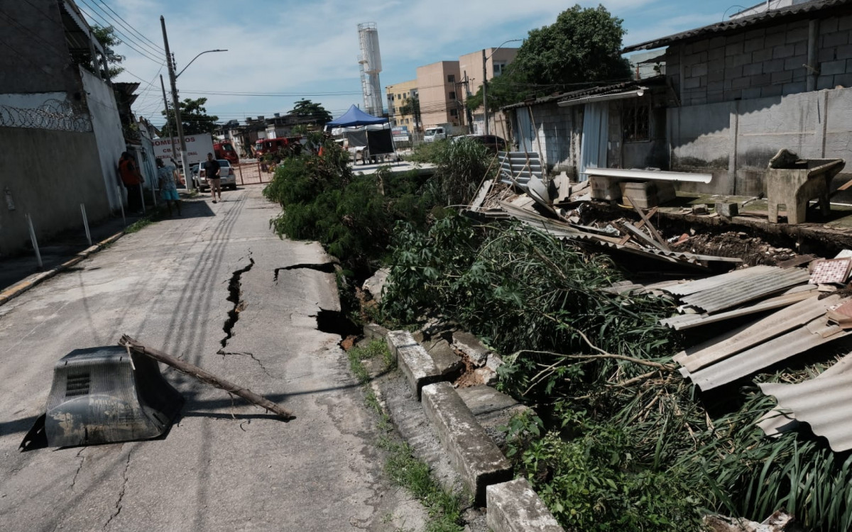 Rachaduras na Avenida Doutor Manoel Teles, perto das obras no Canal Caboclo - Pedro Ivo / Agência O Dia