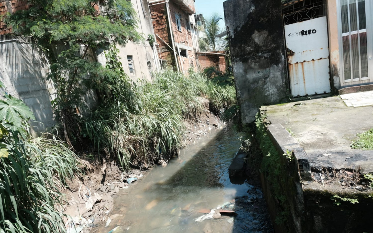 Casa de outra moradora está interditada por estar cedendo para dentro do rio