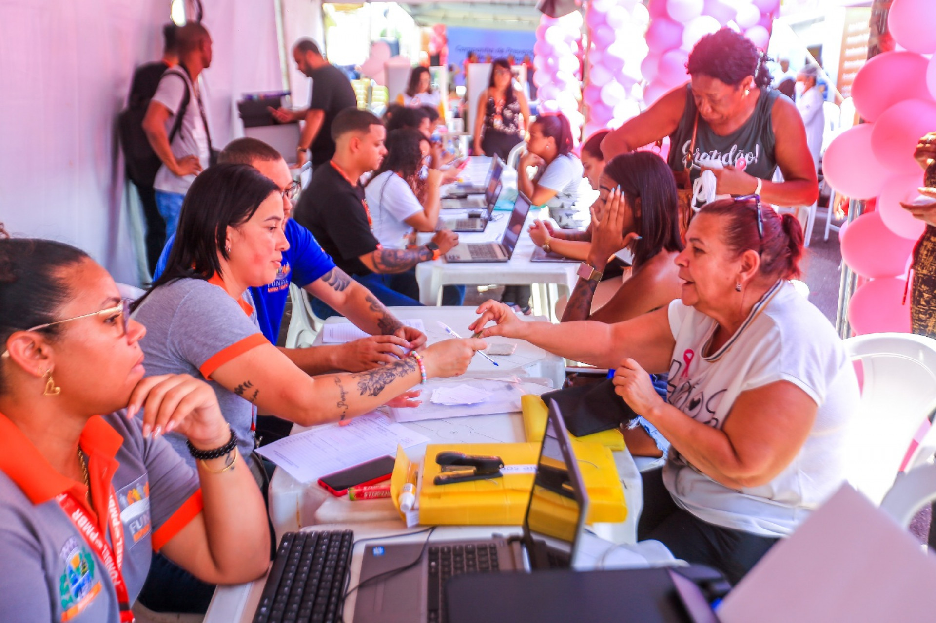 Durante o evento do Outubro Rosa, diversas servi&ccedil;os foram oferecidos na Cl&iacute;nica da Mulher - Rafael Barreto/PMBR