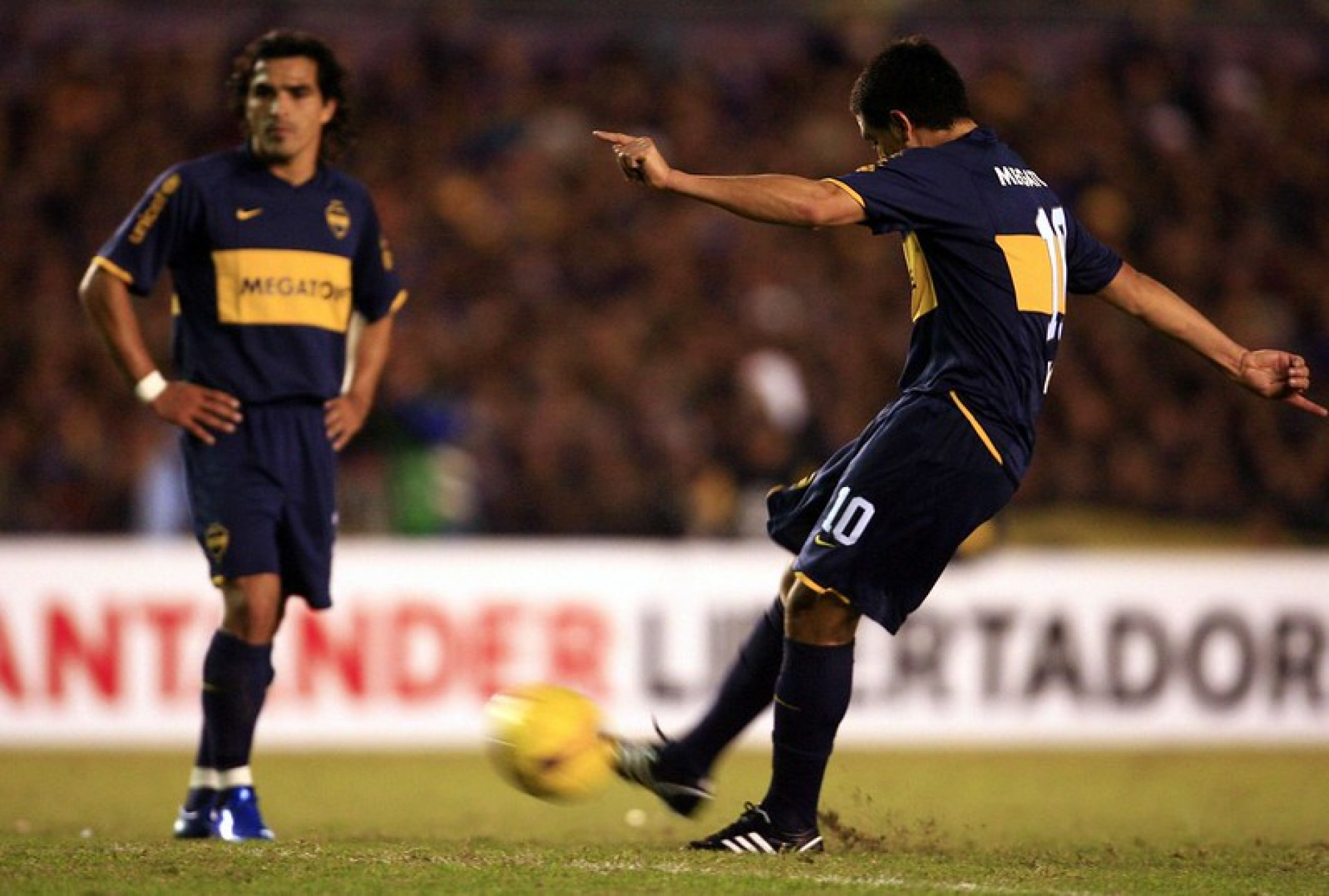 De falta, Riquelme fez um dos gols do Boca Juniors sobre o Fluminense em 2008 - Divulgação/Boca Juniors