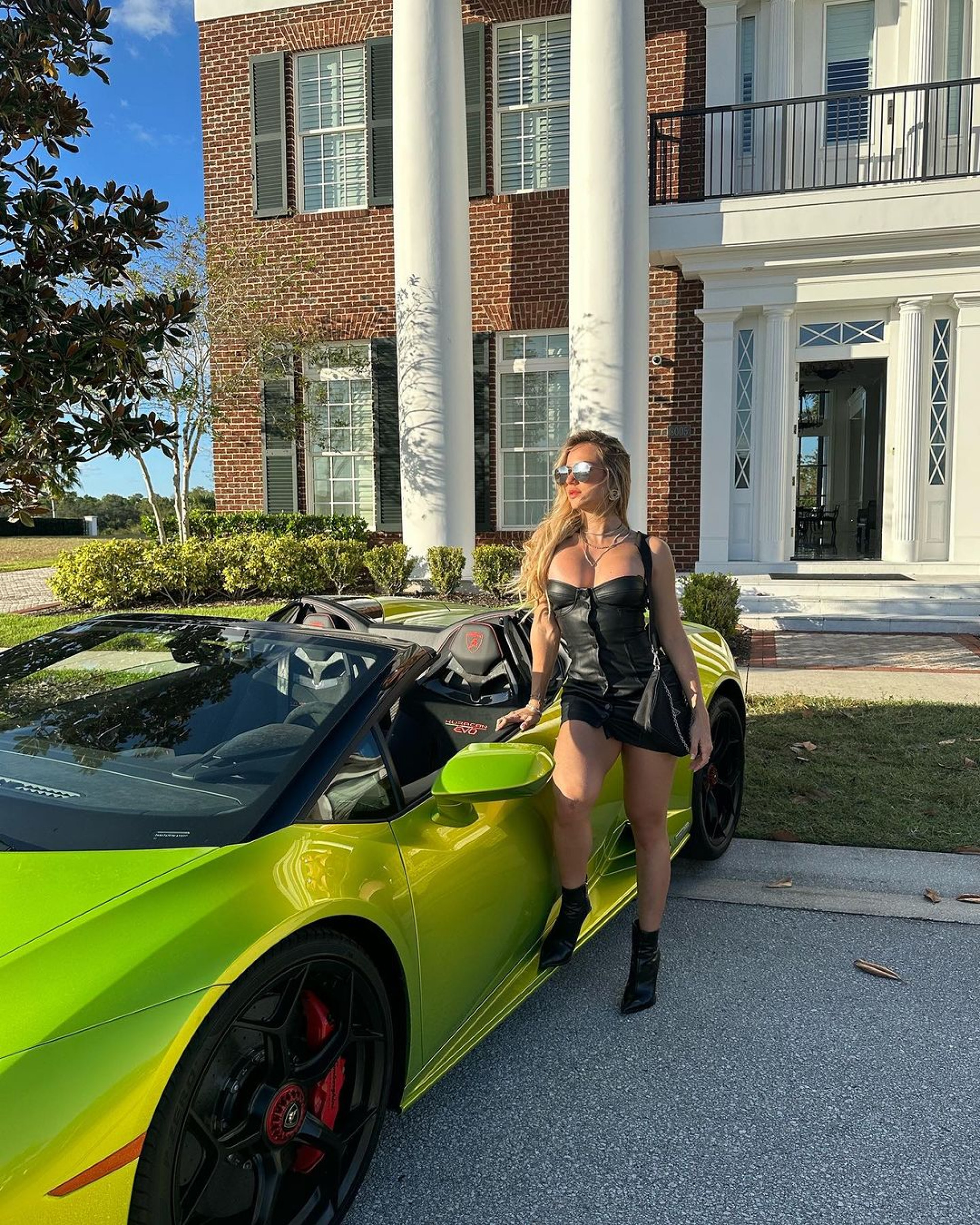 Gabi Martins exibe 'corpaço' na frente de carro de marca luxuosa - Reprodução/Instagram