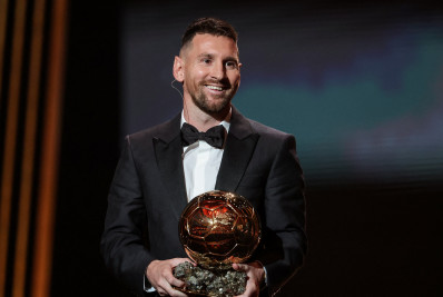 Messi envia réplica da oitava Bola de Ouro para ser exibida no museu do Barcelona