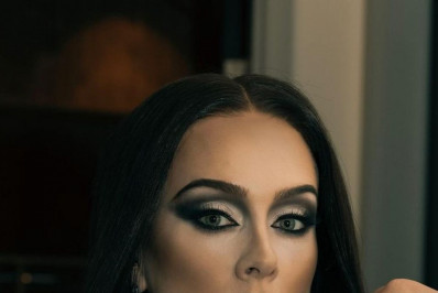 Adele aparece caracterizada de Mortícia Addams em show por conta do Halloween