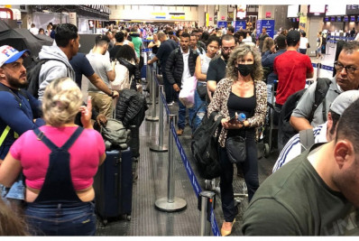 Voos atrasam em Guarulhos, passageiros enfrentam filas e reclamam de companhia aérea