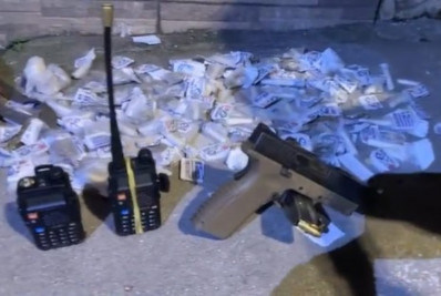 PM apreende pistola, drogas e rádios transmissores no Morro da Mina em Nilópolis