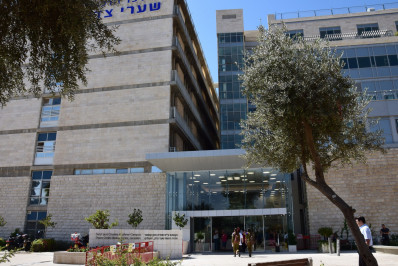 Palestino esfaqueia policial israelense em Jerusalém e é morto a tiros