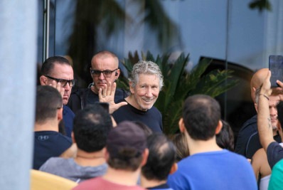 Pura simpatia! Roger Waters atende fãs em porta de hotel no Rio 
