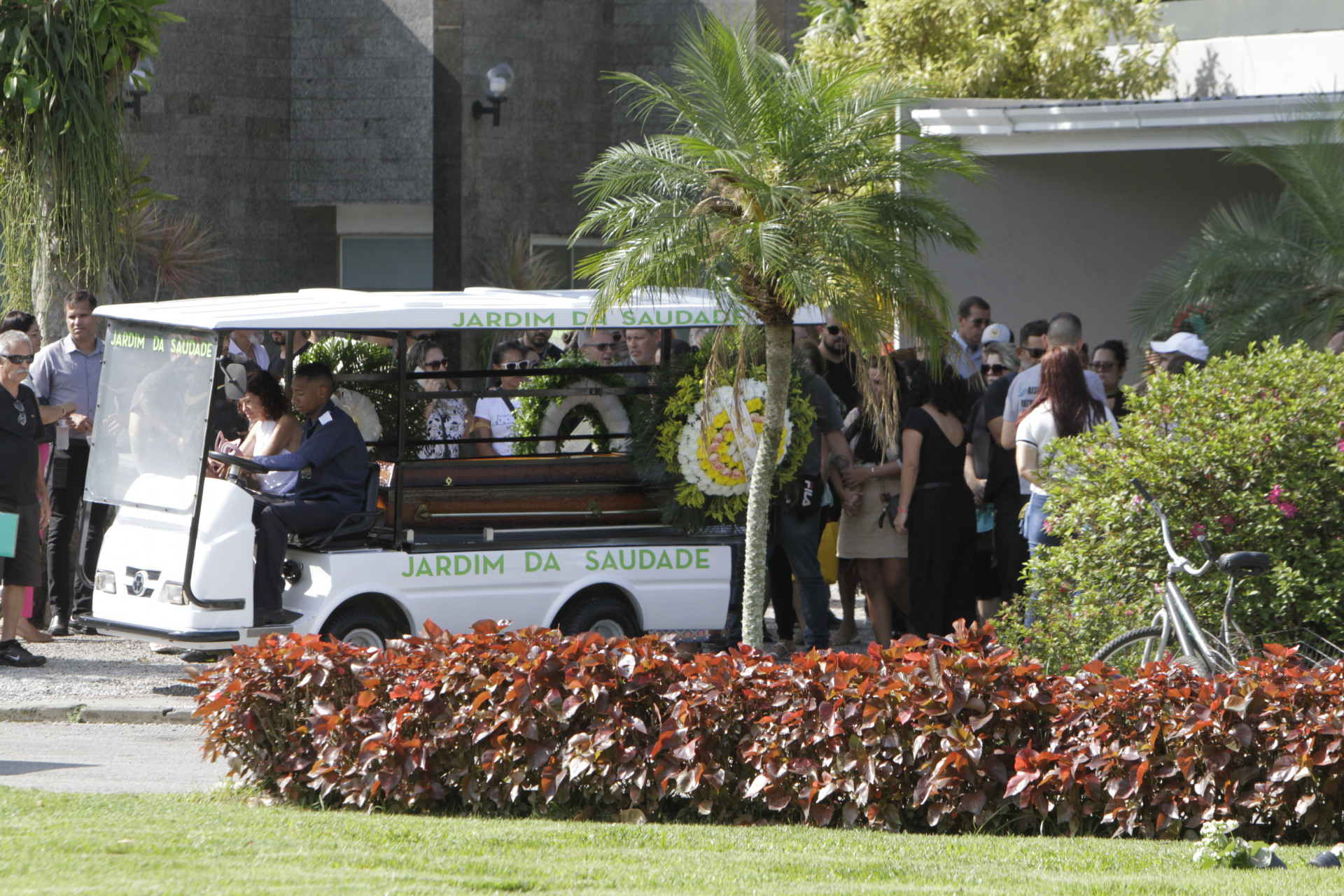 O barbeiro Thiago Farias da Costa foi enterrado no Cemit&eacute;rio Jardim da Saudade, em Sulacap - Marcos Porto/Agencia O Dia