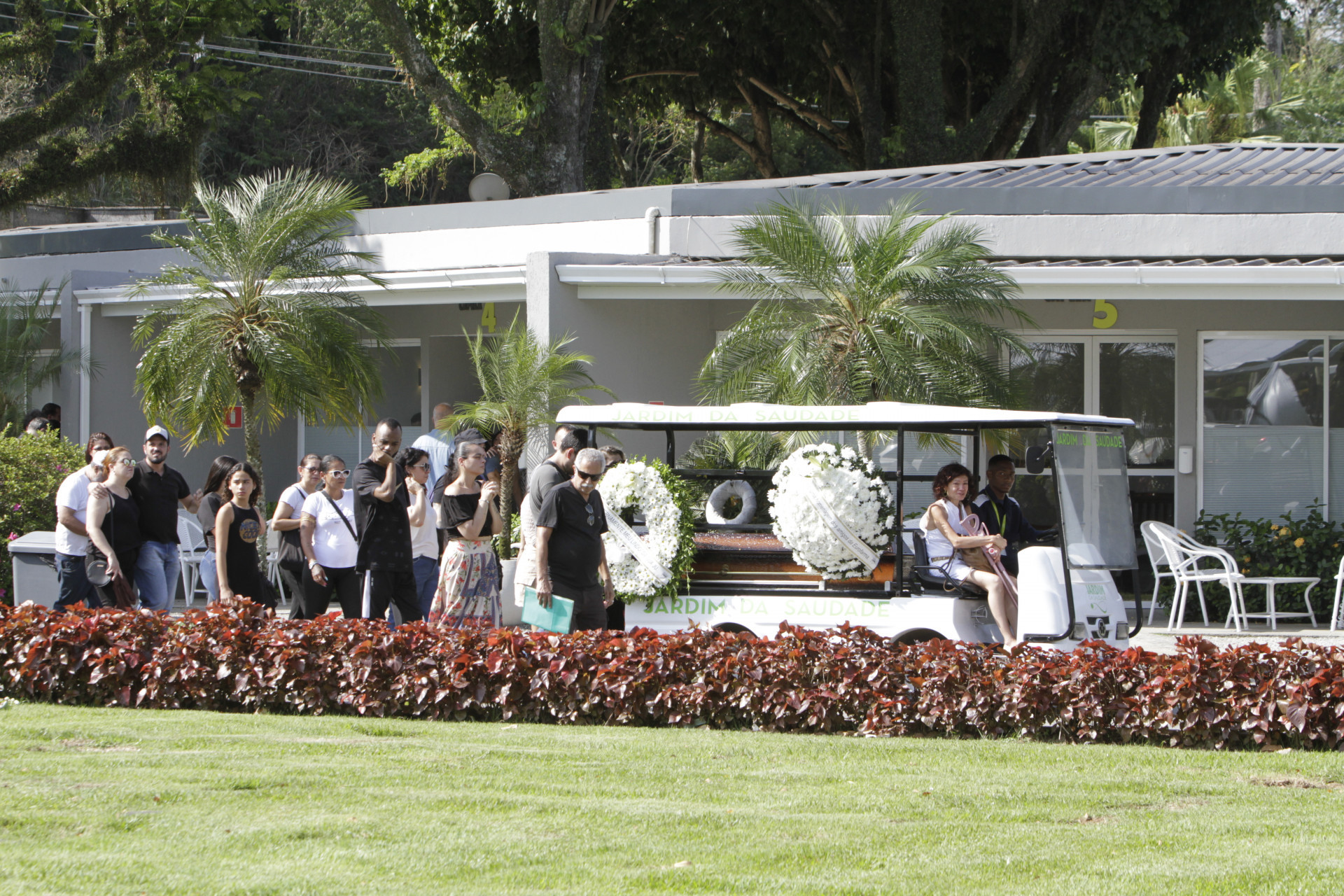 O barbeiro Thiago Farias da Costa foi enterrado no Cemit&eacute;rio Jardim da Saudade, em Sulacap - Marcos Porto/Agencia O Dia