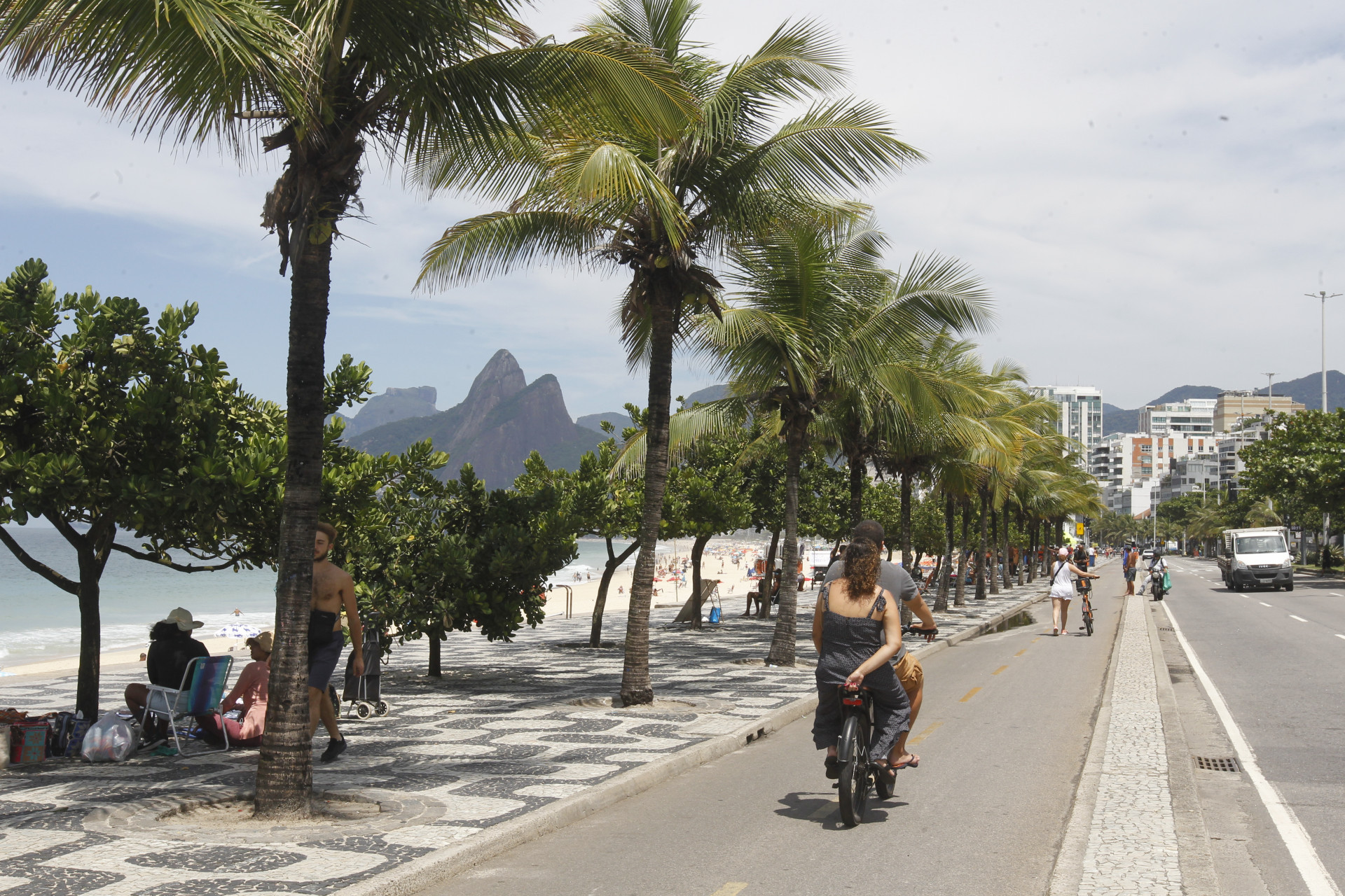 Cariocas passeiam na Praia do Arpoador, na manh&atilde; desta segunda-feira - Reginaldo Pimenta / Agencia O Dia