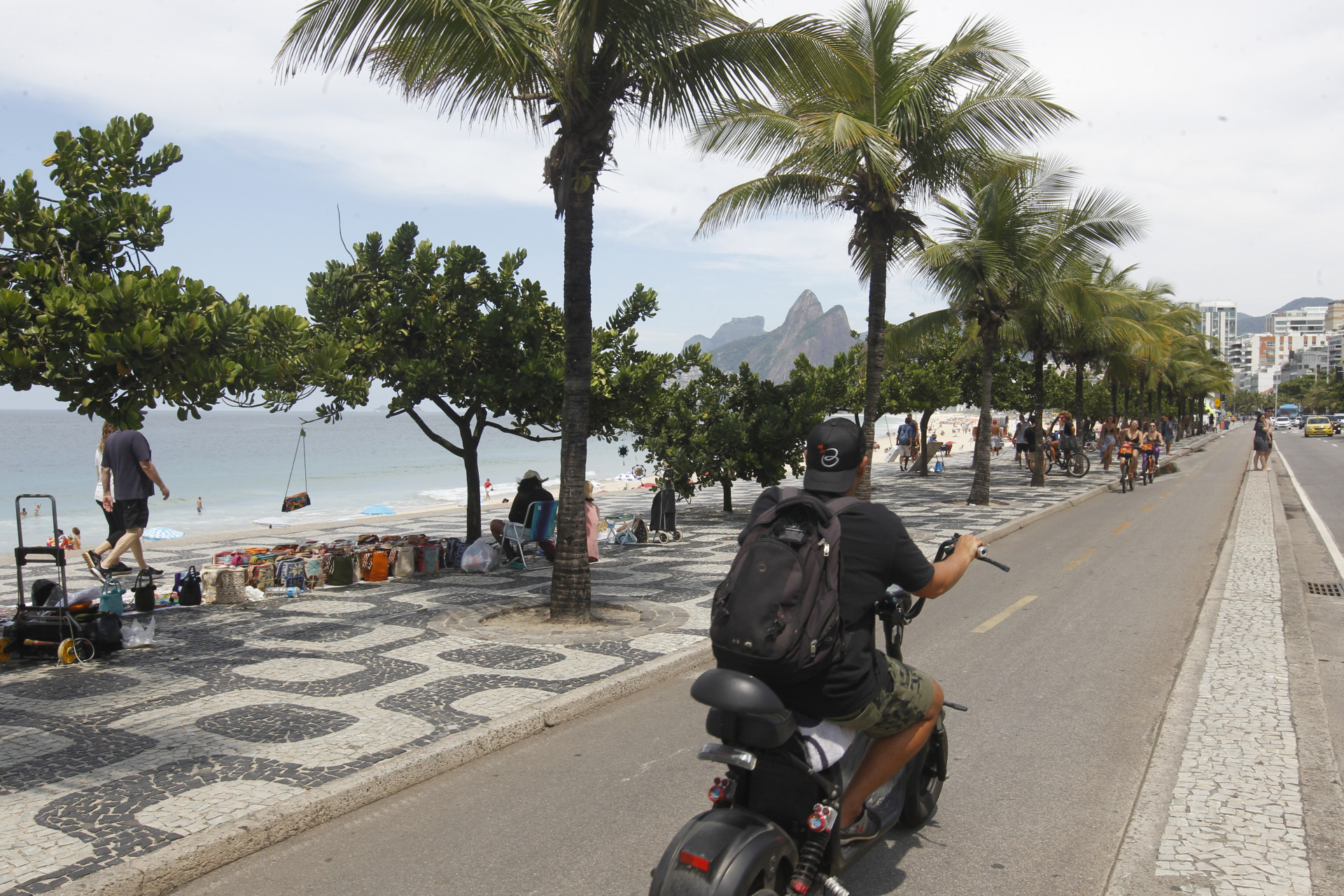 Calor levou cariocas &agrave; Praia do Arpoador, nesta segunda-feira - Reginaldo Pimenta / Agencia O Dia