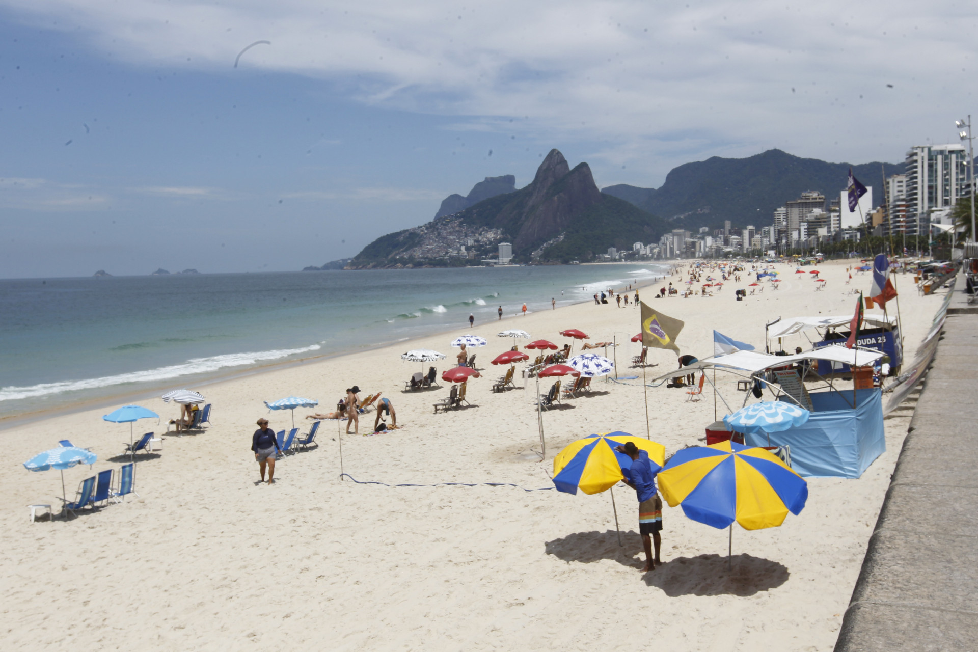 Calor levou cariocas &agrave; Praia do Arpoador, nesta segunda-feira - Reginaldo Pimenta / Agencia O Dia