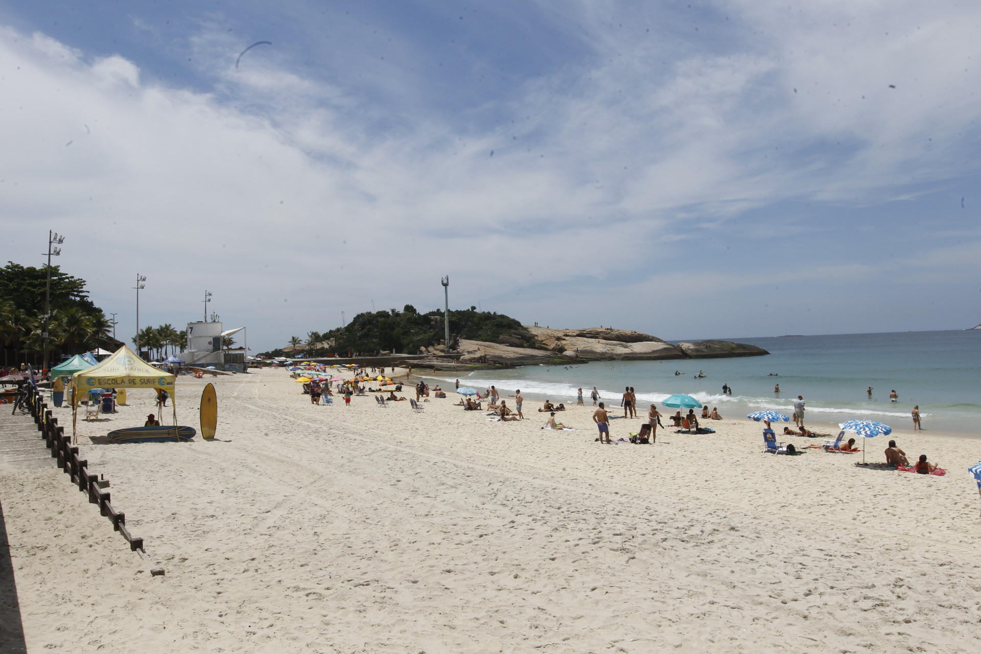 Calor levou cariocas &agrave; Praia do Arpoador, nesta segunda-feira - Reginaldo Pimenta / Agencia O Dia