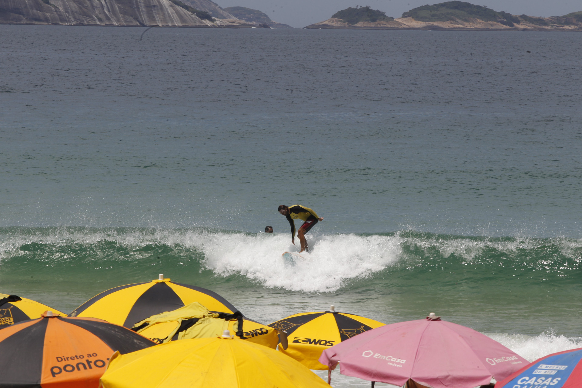 Calor levou cariocas &agrave; Praia do Arpoador, nesta segunda-feira - Reginaldo Pimenta / Agencia O Dia