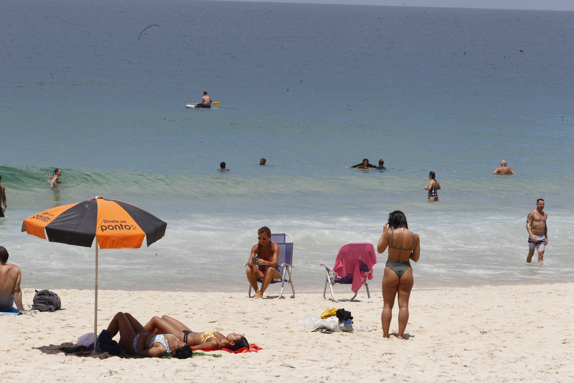 Calor levou cariocas &agrave; Praia do Arpoador, nesta segunda-feira - Reginaldo Pimenta / Agencia O Dia
