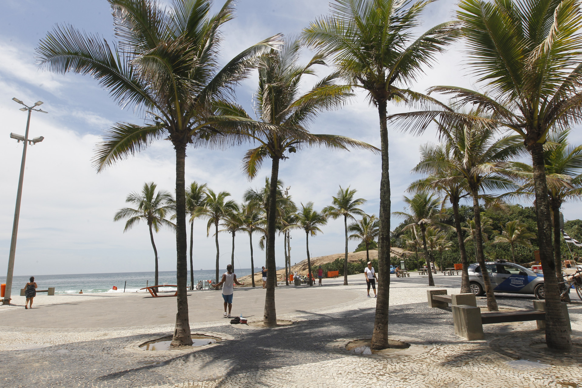 Calor e c&eacute;u nublado marcaram a manh&atilde; de segunda-feira na Praia do Arpoador - Reginaldo Pimenta / Agencia O Dia