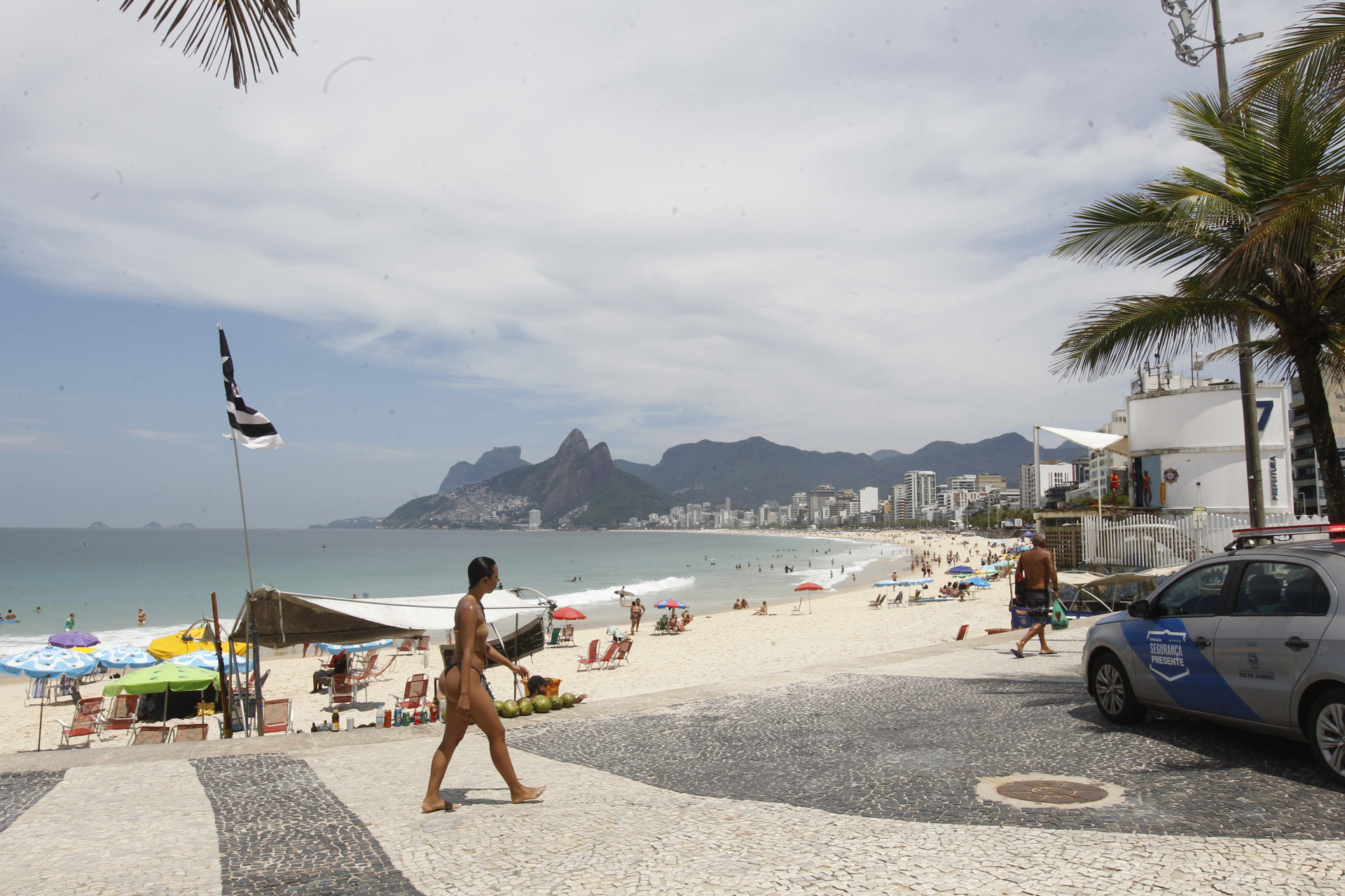 Calor e c&eacute;u nublado marcaram a manh&atilde; de segunda-feira na Praia do Arpoador - Reginaldo Pimenta / Agencia O Dia