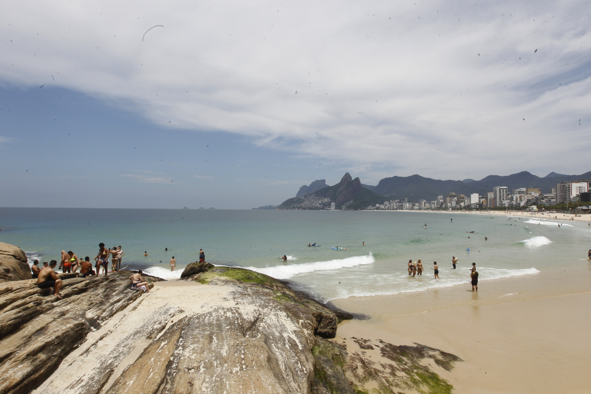 Calor levou cariocas &agrave; Praia do Arpoador, nesta segunda-feira - Reginaldo Pimenta / Agencia O Dia