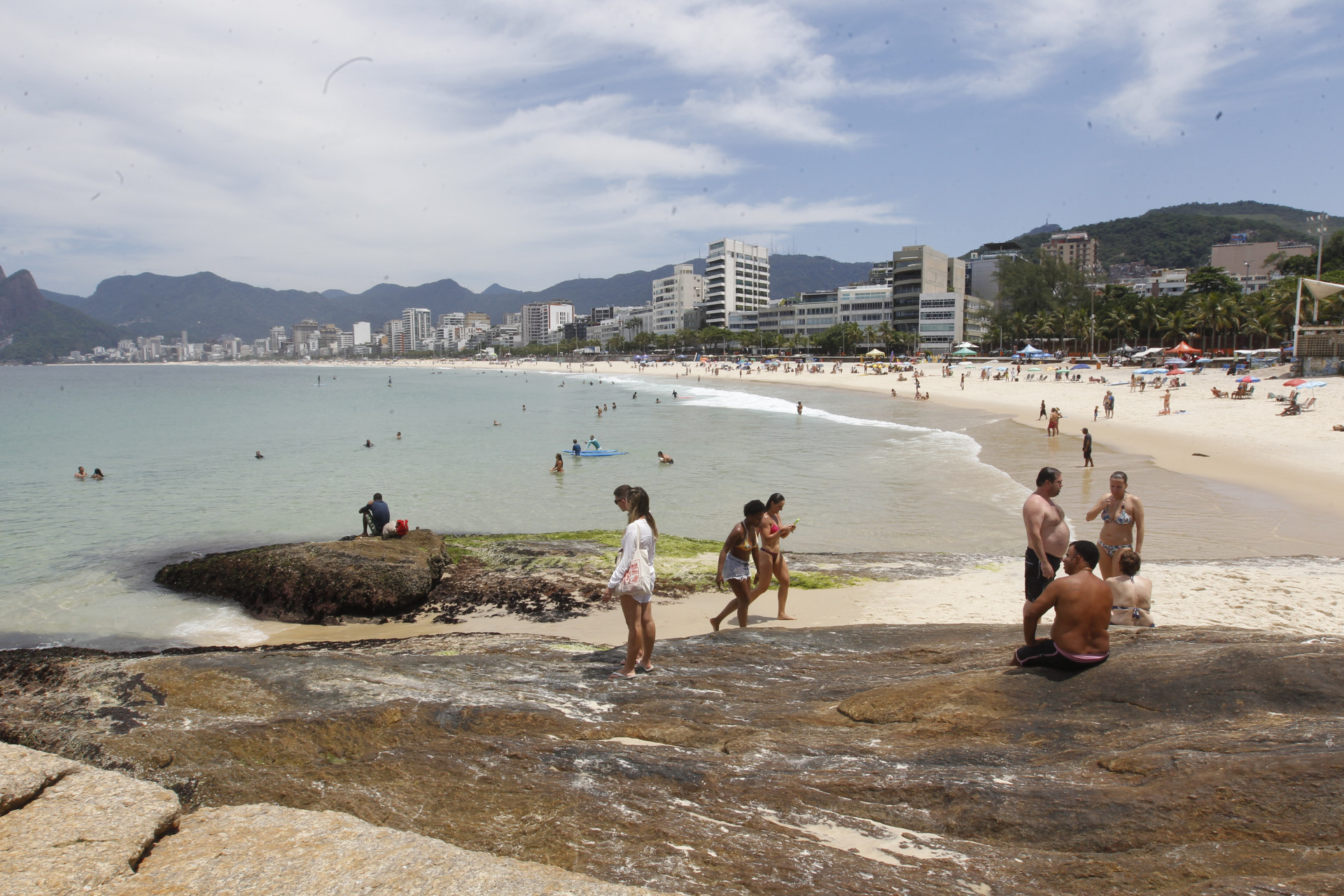 Calor levou cariocas &agrave; Praia do Arpoador, nesta segunda-feira - Reginaldo Pimenta / Agencia O Dia