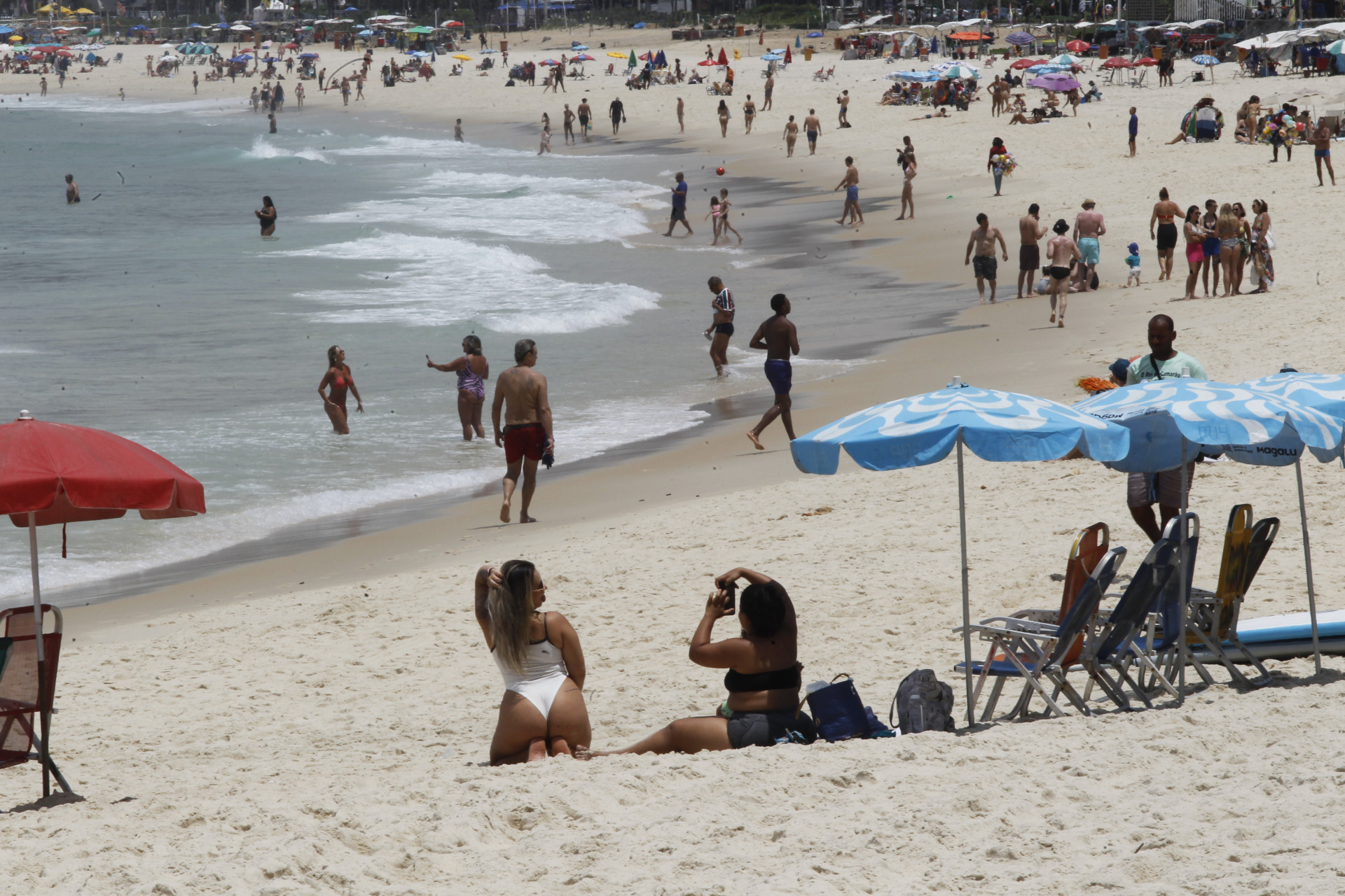 Calor levou cariocas &agrave; Praia do Arpoador, nesta segunda-feira - Reginaldo Pimenta / Agencia O Dia