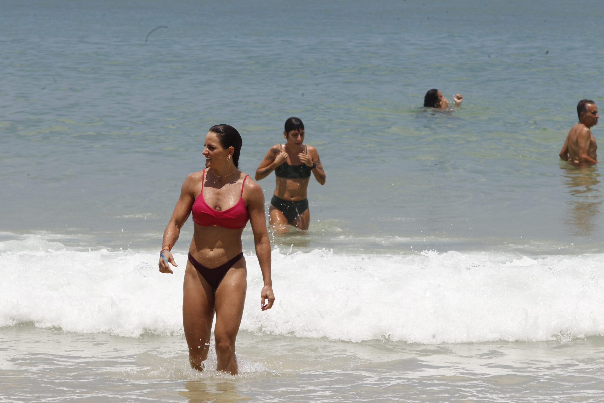 Cariocas aproveitam o mar na Praia do Arpoador - Reginaldo Pimenta / Agencia O Dia