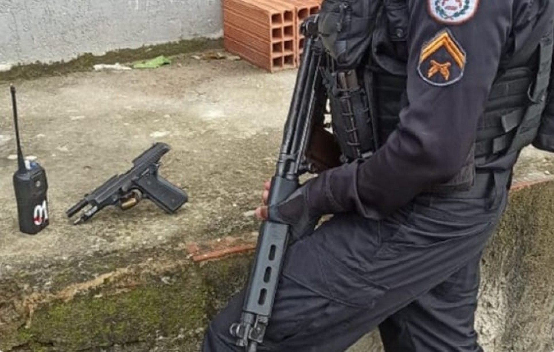 Arma e rádio apreendidos com o suspeito morto no confronto na Lambicada - Divulgação/PM