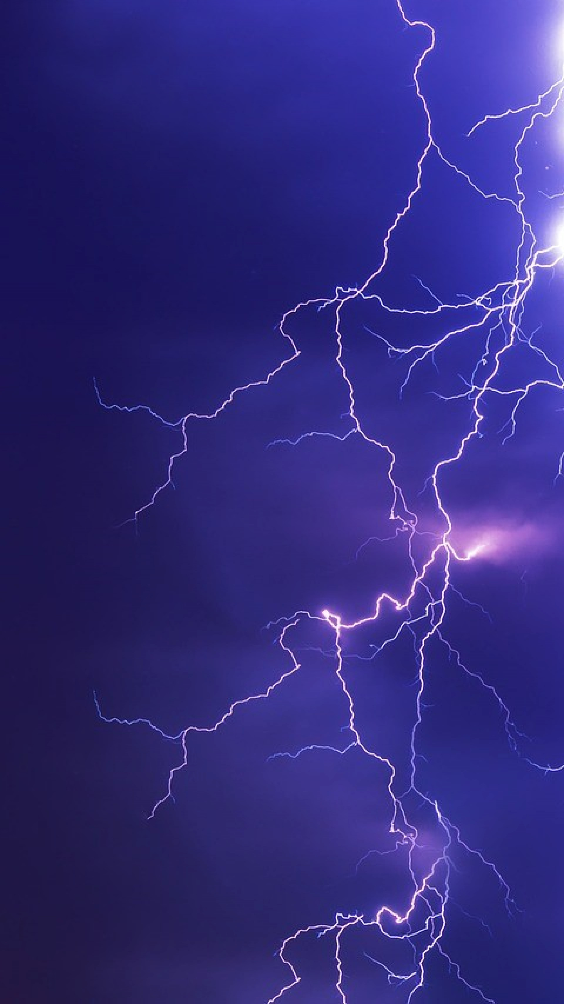 Com 6,6 milh&otilde;es de habitantes, El Salvador tem 87% de seu escasso territ&oacute;rio de 20.742 km2 vulner&aacute;vel a inunda&ccedil;&otilde;es, deslizamentos de terra e tremores constantes - Pixabay