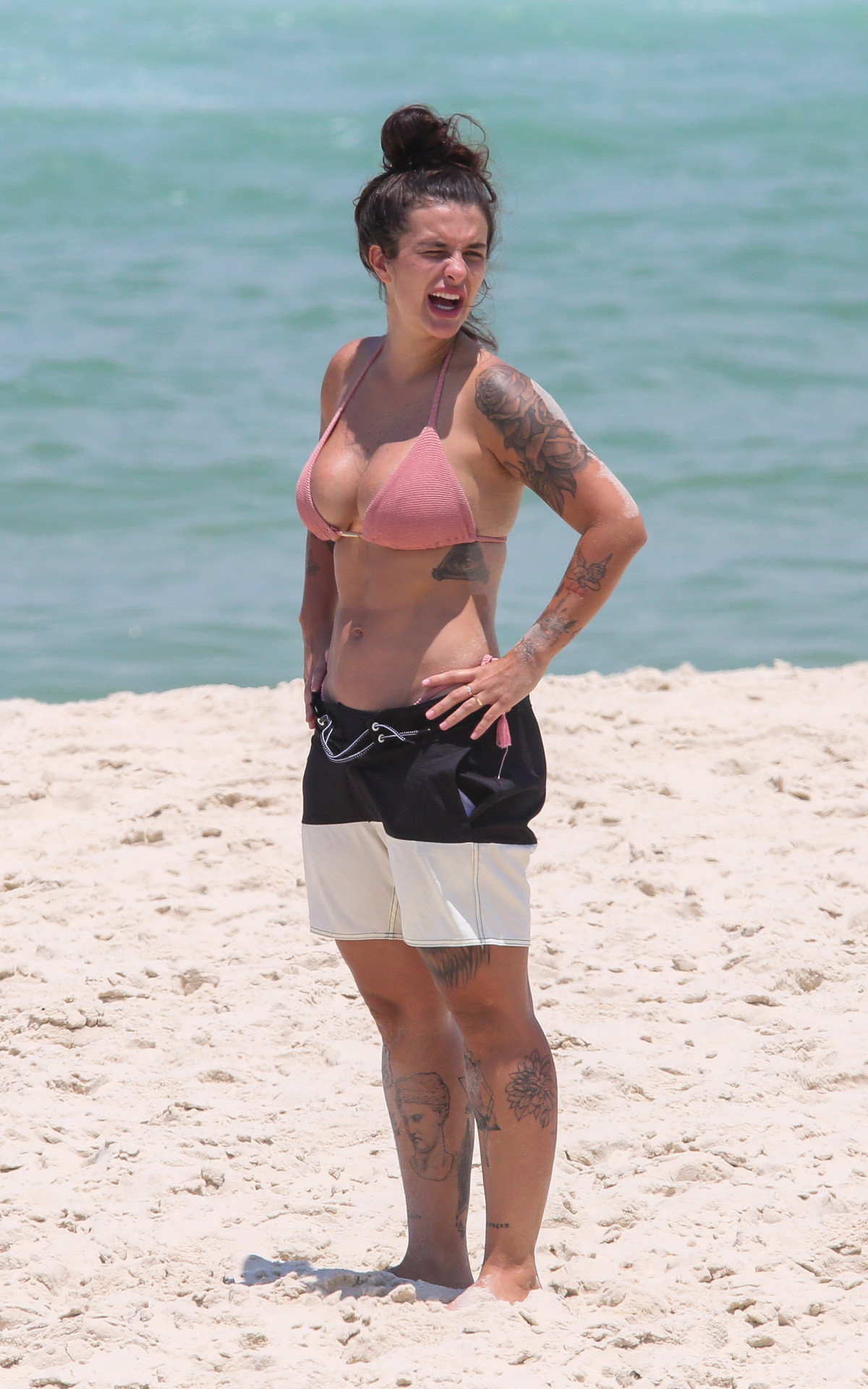 DJ Barbara Labres curte dia de praia no Rio