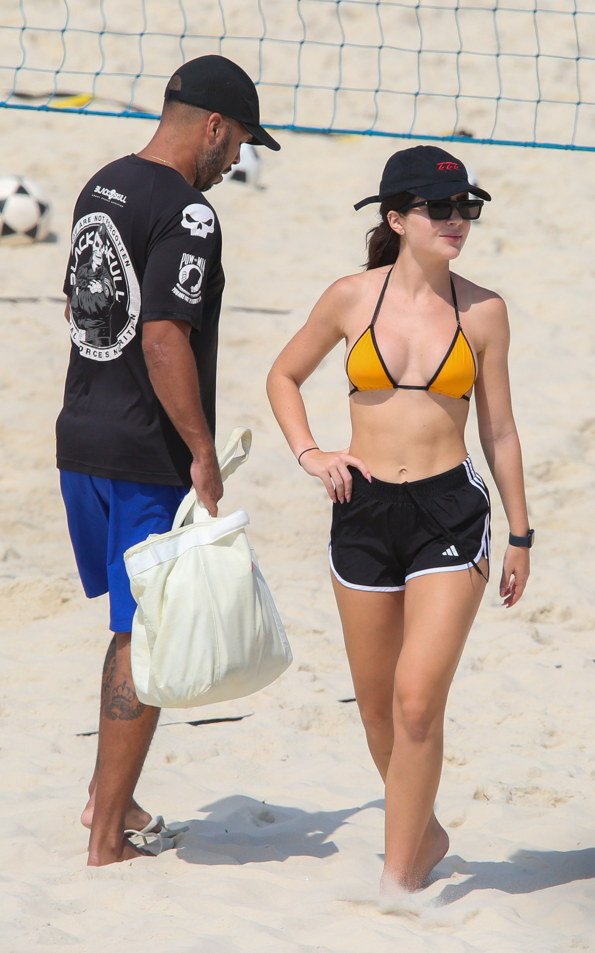 Jade Picon treina futevôlei na Praia da Barra da Tijuca