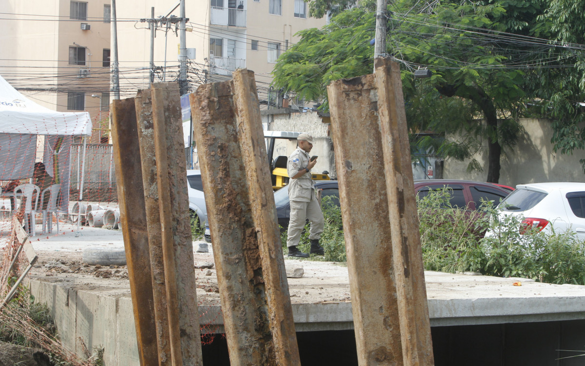 Regi&atilde;o onde a idosa foi arrastada pela correnteza ap&oacute;s cair no Canal Caboclo - Reginaldo Pimenta / Ag&ecirc;ncia O Dia