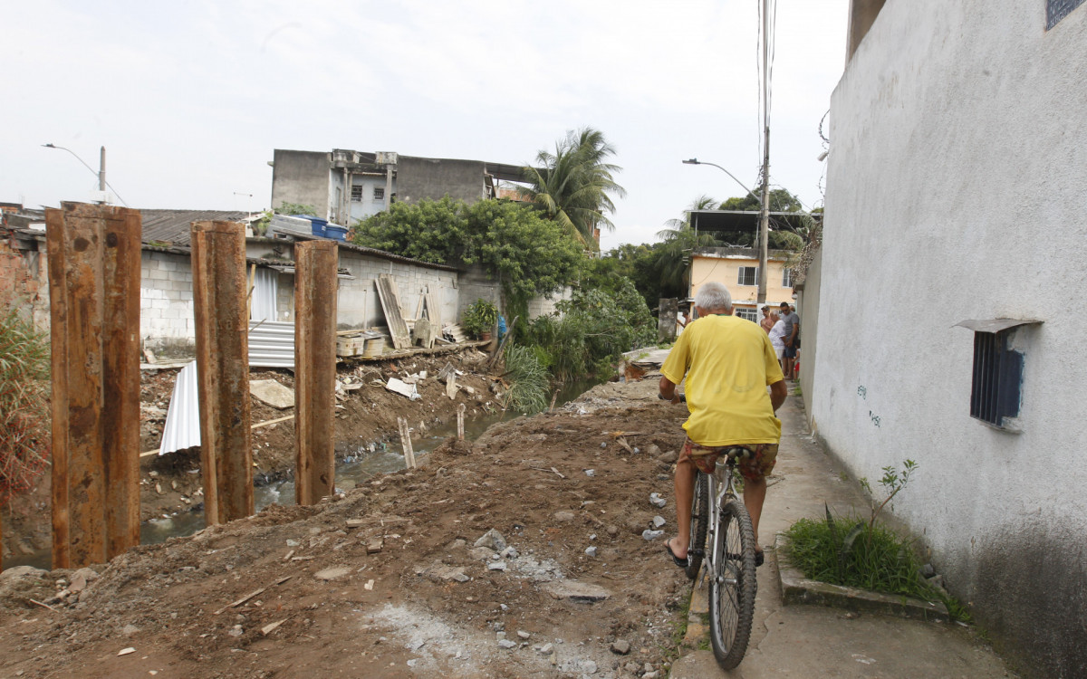 Movimenta&ccedil;&atilde;o e obras no local a idosa Maria do Carmo Basilio, 78 anos, foi arrastada pela correnteza  - Reginaldo Pimenta / Ag&ecirc;ncia O Dia