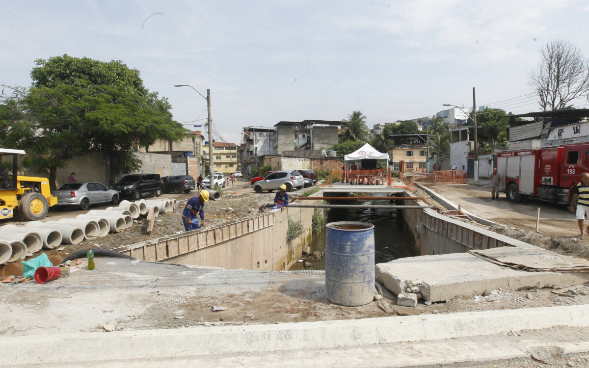 Movimenta&ccedil;&atilde;o e obras no local onde a idosa Maria do Carmo Basilio, 78 anos, foi arrastada pela correnteza  - Reginaldo Pimenta / Ag&ecirc;ncia O Dia
