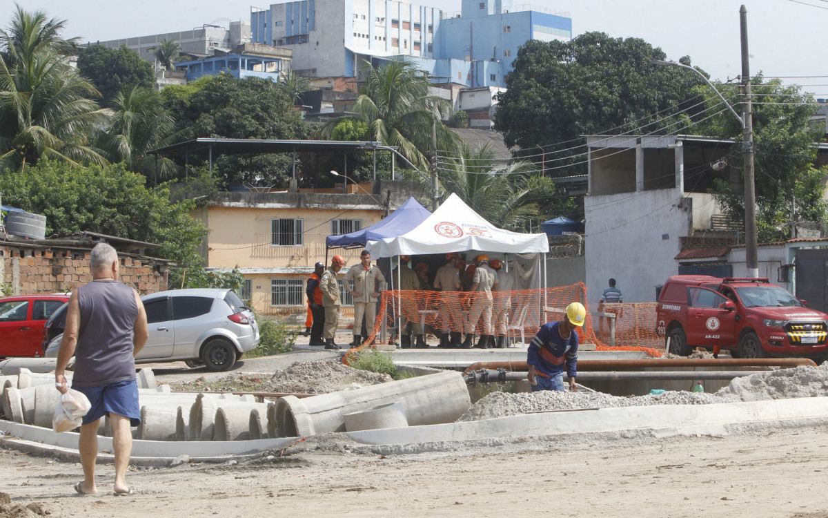 Movimenta&ccedil;&atilde;o e obras no local onde  a idosa Maria do Carmo Basilio, 78 anos, foi arrastada pela correnteza  - Reginaldo Pimenta/Ag&ecirc;ncia O Dia