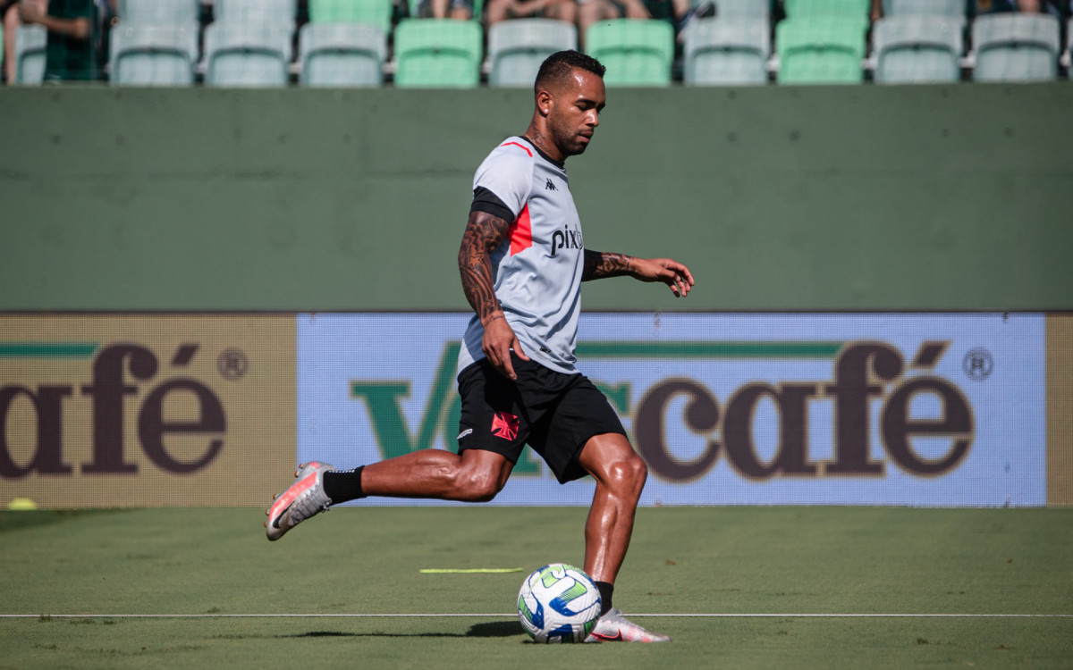 Pouco aproveitado por Ramón Díaz, Alex Teixeira voltou a receber chances no Vasco 