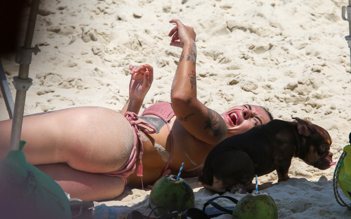 DJ Barbara Labres curte dia de praia no Rio