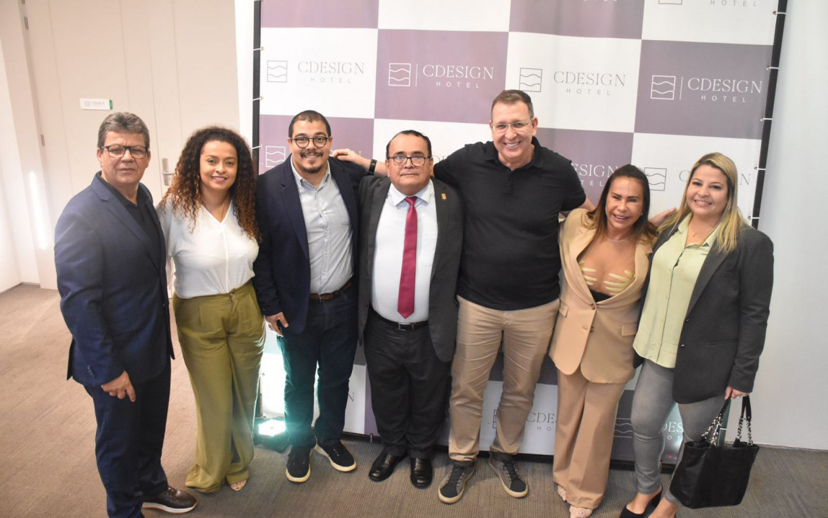 Prefeito de Caxias recebe homenagem em encontro com empresários