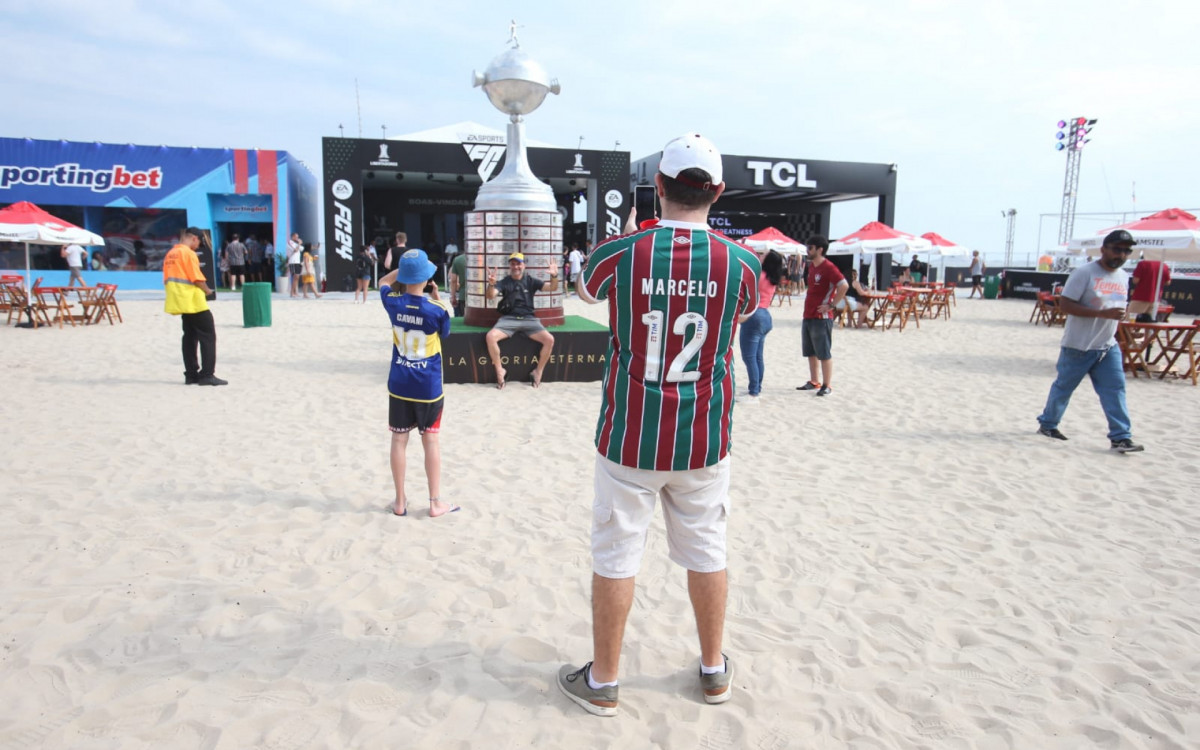 Torcedores tiram foto com a ta&ccedil;a da Copa Libertadores na Praia de Copacabana