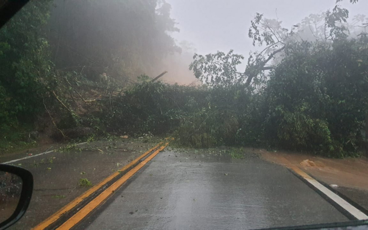 Serra Rio-Teresópolis foi interditada para tráfego devido a queda de barreira e de árvore