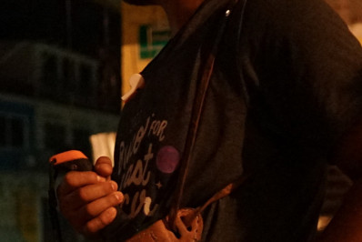 Moradores de Acapulco usam facões para evitar saques após furacão