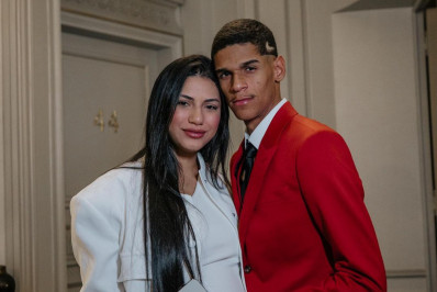 Luva de Pedreiro se declara para a namorada grávida em Paris