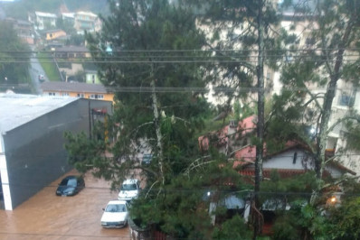 Chuva forte em Teresópolis provoca desabamentos e deixa ruas alagadas