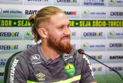 Atacante do Cuiabá comenta após gol polêmico contra o Botafogo: 'Não pega na mão'